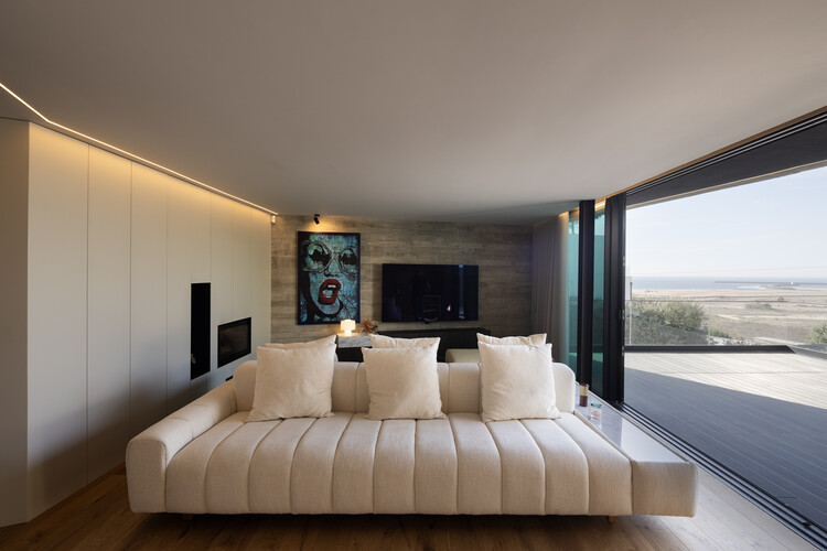 Casa_JA / éOp – arquitectura e design - Fotografia de Interiores, Sala de Estar, Madeira, Sofá, Iluminação, Cadeira