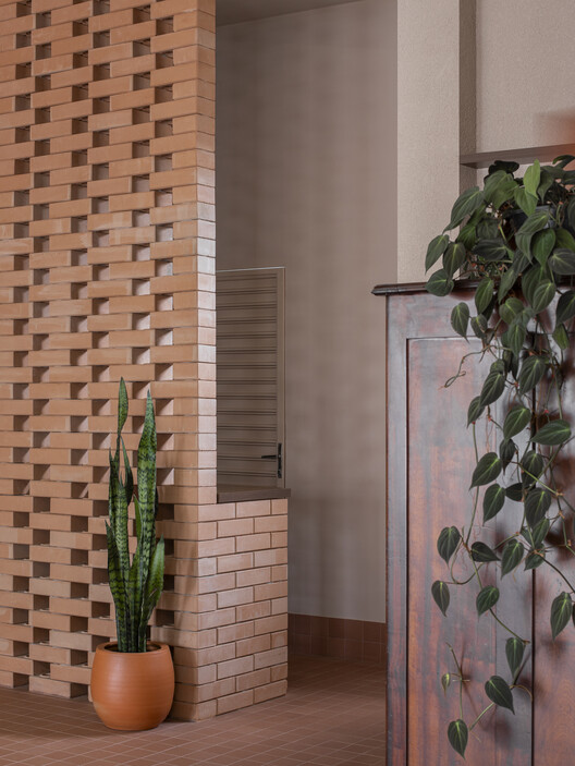 Marcia Leal Hair Studio / Sarturi Gumz Arquitetos Marcia Leal Hair Studio / Sarturi Gumz Arquitetos - Interior Photography, Wood, Brick