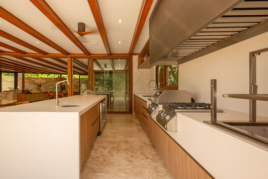 Casa Maré / Sonne Müller Arquitetos - Fotografia de Interiores, Cozinha, Madeira, Bancada, Viga, Pia