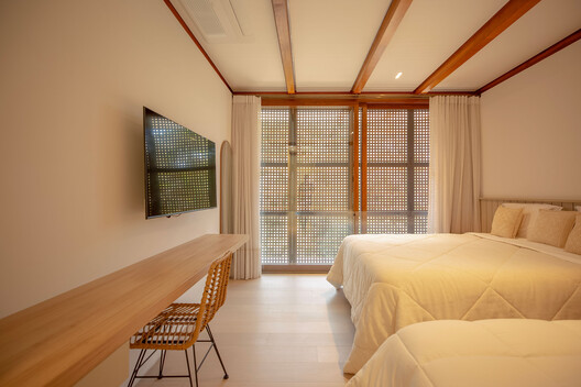 Casa Maré / Sonne Müller Arquitetos - Fotografia de Interiores, Dormitório, Madeira, Iluminação, Cama