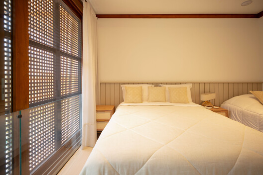 Casa Maré / Sonne Müller Arquitetos - Fotografia de Interiores, Dormitório, Madeira, Cama, Iluminação