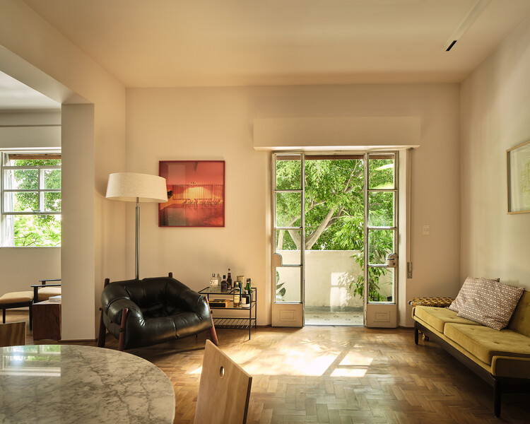 Apartamento São Nicolau / Pianca Arquitetura + Sabiá Arquitetos + Victor Oliveira - Fotografia de Interiores, Dormitório, Sofá, Iluminação, Mesa, Cadeira