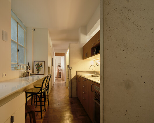 Apartamento São Nicolau / Pianca Arquitetura + Sabiá Arquitetos + Undiú - Fotografia de Interiores, Cozinha, Bancada, Iluminação, Cadeira, Pia