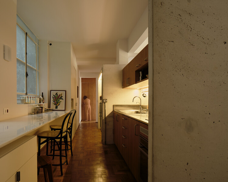 Apartamento São Nicolau / Pianca Arquitetura + Sabiá Arquitetos + Victor Oliveira - Fotografia de Interiores, Cozinha, Madeira, Bancada, Iluminação, Pia