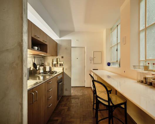 Apartamento São Nicolau / Pianca Arquitetura + Sabiá Arquitetos + Undiú - Fotografia de Interiores, Cozinha, Bancada, Madeira, Iluminação, Cadeira, Pia