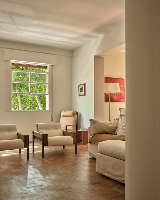 Apartamento São Nicolau / Pianca Arquitetura + Sabiá Arquitetos + Undiú - Fotografia de Interiores, Sala de Estar, Madeira, Cadeira