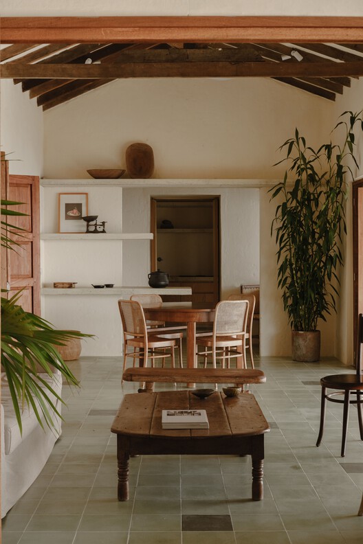 Casa Las Margaritas / Trópico Arquitectura - fotografía de interiores, restaurante, madera, mesa, iluminación, sillas, vigas fijas