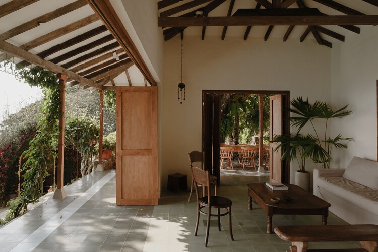 Casa Las Margaritas / Trópico Arquitectura - Fotografía de interiores, comedor, madera, vigas fijas, puertas, sillas