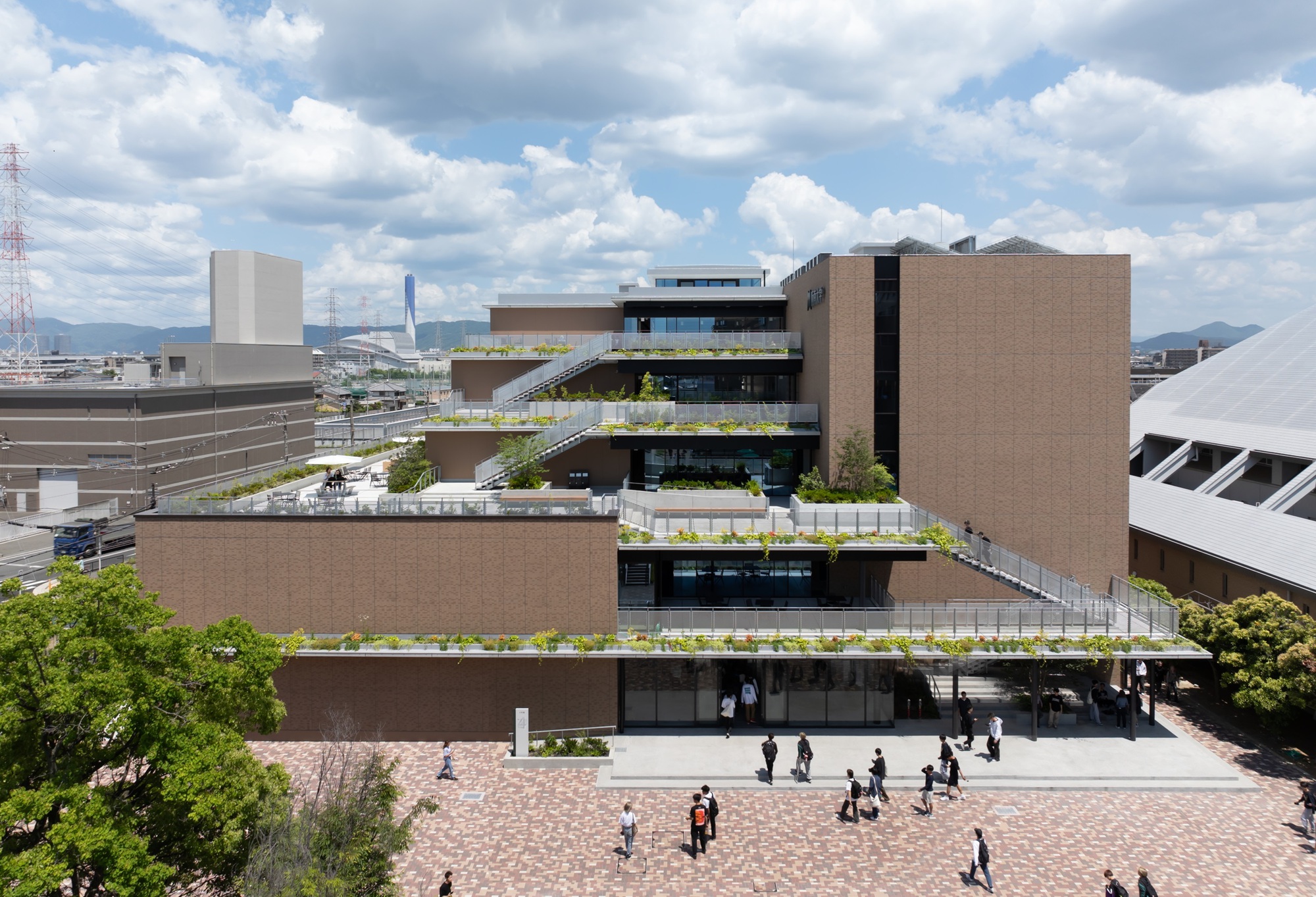 Hannan University Building 4 / Nikken Sekkei
