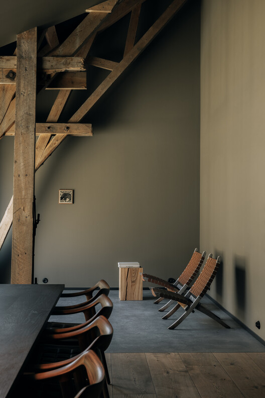 21-24 Restaurante Nikkakjøkken / OFICINA INAINN - fotografía de interiores, madera, sillas