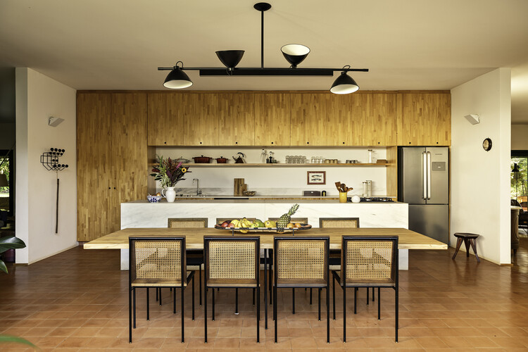 Hacienda Pinheiro / Equipe Lamas - fotografía de interiores, comedor, cocina, madera, mesas, encimeras, iluminación, sillas
