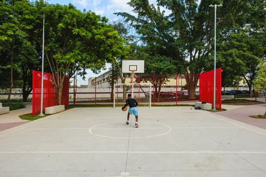 Mashiach Now Square / Natureza Urbana - Exterior Photography