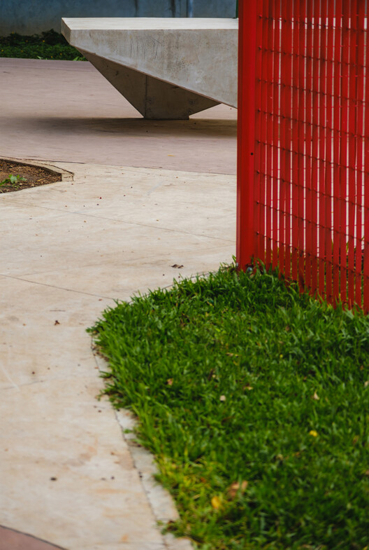 Mashiach Now Square / Natureza Urbana - Exterior Photography