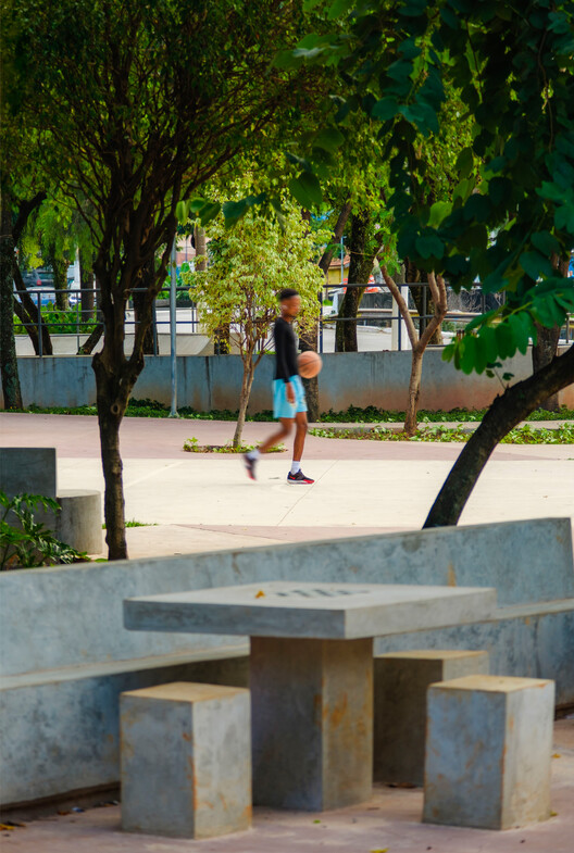 Mashiach Now Square / Natureza Urbana - Exterior Photography, Concrete