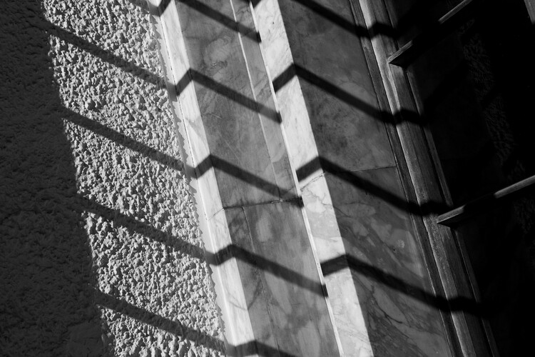 Contro l'ombra. A te che guardi.  - Image 1 of 1