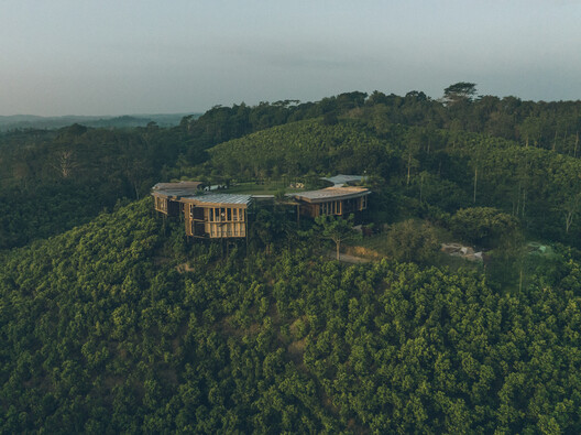 Round House Estate Bungalow at Ahangama / Narein Perera - Image 2 of 22