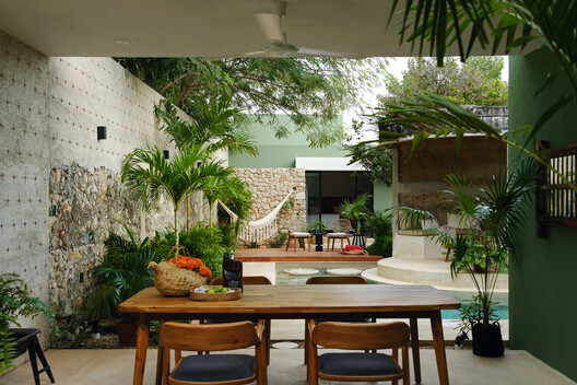 Casa More / Workshop Diseño y Construcción Casa More / Workshop Diseño y Construcción - Fotografía interior, Comedor, Sillas, Patio interior