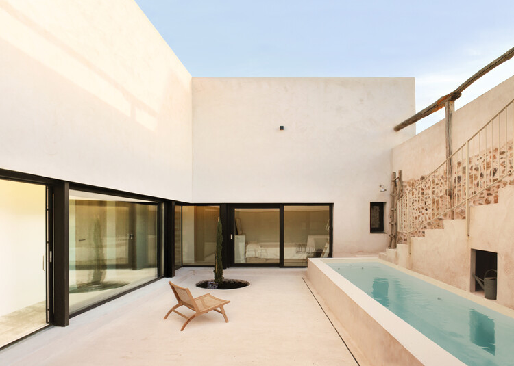 Casa Vacía – refugio de temporada en Soto de Sepúlveda, Segovia / estudio 22 – fotografía de interiores, patio interior