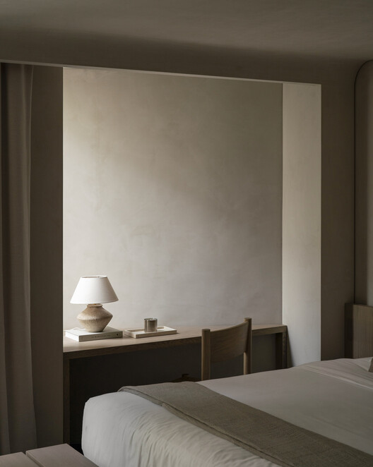 LAMARTINE / PPAA - fotografía de interiores, dormitorio, madera, cama, iluminación