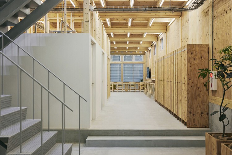 内田商店新总部 / Schemata Architects + Jo Nagasaka - 室内图, 楼梯, 木头, 玻璃