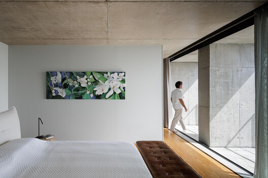 Casa da Rocha Quebrada / SO Arquitetura & Design Casa da Rocha Quebrada / SO Arquitetura & Design - Fotografía interior, Dormitorio, Madera, Vidrio, Camas, Sillas