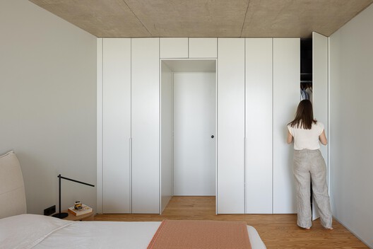 Casa da Rocha Quebrada / SO Arquitetura & Design Casa da Rocha Quebrada / SO Arquitetura & Design - Fotografía interior, Armarios, Madera, Puerta, Dormitorio, Camas