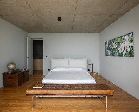 Casa da Rocha Quebrada / SO Arquitetura & Design Casa da Rocha Quebrada / SO Arquitetura & Design - Fotografía interior, Dormitorio, Camas, Madera, Iluminación