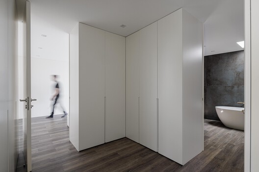 Casa dos Sobreiros II / Urbanpolis – Construções e Empreendimentos, Lda - Fotografia de Interiores, Madeira, Porta, Vidro, Armário