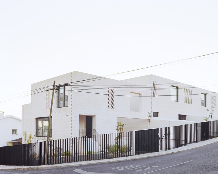 Parede Townhouses / extrastudio - More Images