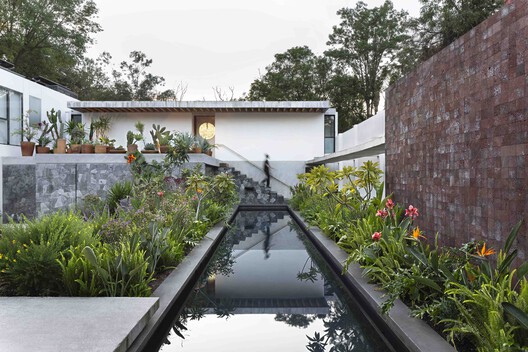 Hummingbird House / Estudio Libre MX