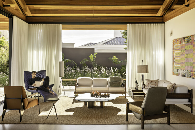 Casa MM / Equipe Lamas - fotografía de interiores, salón, madera, mesa, sillas, iluminación, sillón