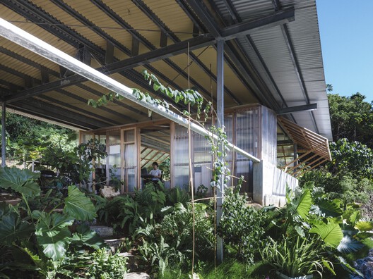 Studio In Gushichan / Studio Cochi Architects