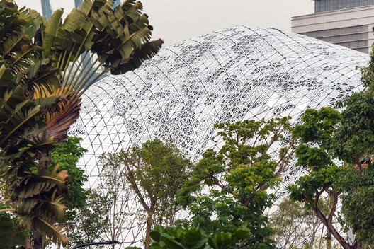 How Cities Design Public Life in the Shade - Image 8 of 20