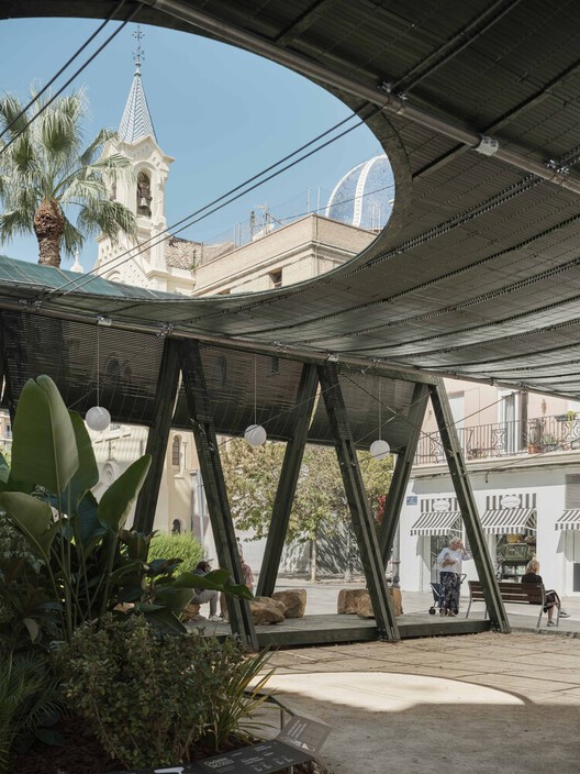 How Cities Design Public Life in the Shade - Image 6 of 20