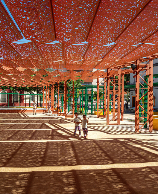 How Cities Design Public Life in the Shade - Image 3 of 20