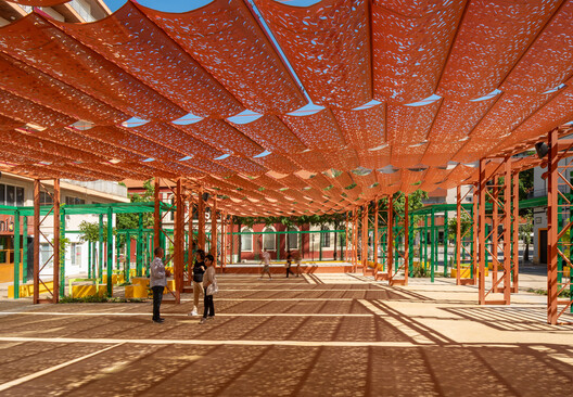 How Cities Design Public Life in the Shade - Image 15 of 20