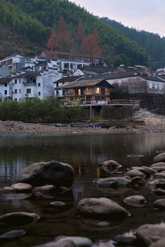 Renovation of the Old Riverside House / Ref Architects + 0.5m Studio - Exterior Photography, Waterfront