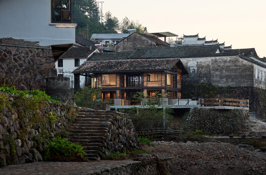 Renovation of the Old Riverside House / Ref Architects + 0.5m Studio - Exterior Photography, Balcony