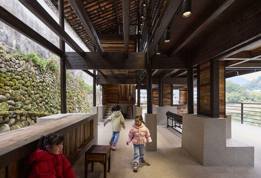 Renovation of the Old Riverside House / Ref Architects + 0.5m Studio - Interior Photography, Wood