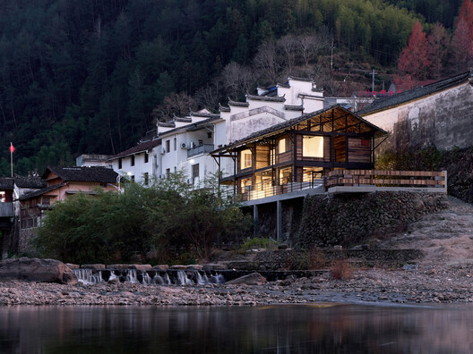 Renovation of the Old Riverside House / Ref Architects + 0.5m Studio