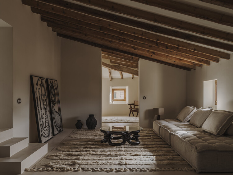 Born 10 / Estudio NORA - fotografía de interiores, salón, sillón, madera, iluminación