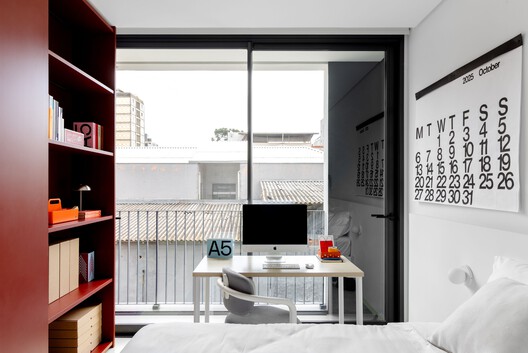 Apartamento Piracema / Nommo Arquitetos + BOSCARDIN CORSI - Fotografía interior, Cocina, Mesas, Sillas, Estanterías, Dormitorio, Camas