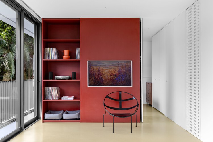 Apartamento Piracema / Nommo Arquitetos + BOSCARDIN CORSI - Fotografia de Interiores, Armário, Prateleira, Cadeira