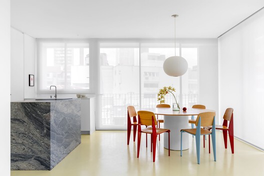 Apartamento Piracema / Nommo Arquitetos + BOSCARDIN CORSI - Fotografía interior, Cocina, Madera, Mesas, Sillas