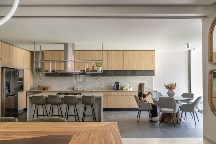 Casa Auseva / graus - fotografía de interiores, cocina, madera, encimeras, mesas, sillas, iluminación