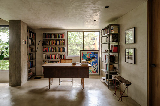 Forest Apartment / Trópico Arquitectura - Interior Photography, Wood, Shelving, Table, Chair