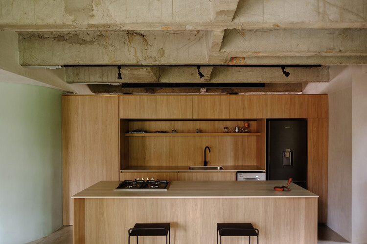 Apartamento Bosque / Arquitectura Tropical - Fotografía De Interiores, Cocina, Madera, Encimeras, Encimeras, Sillas