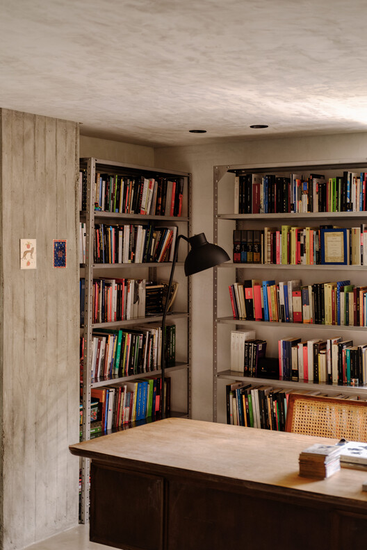 Forest Apartment / Trópico Arquitectura - Interior Photography, Closet, Shelving, Wood, Lighting, Table, Chair
