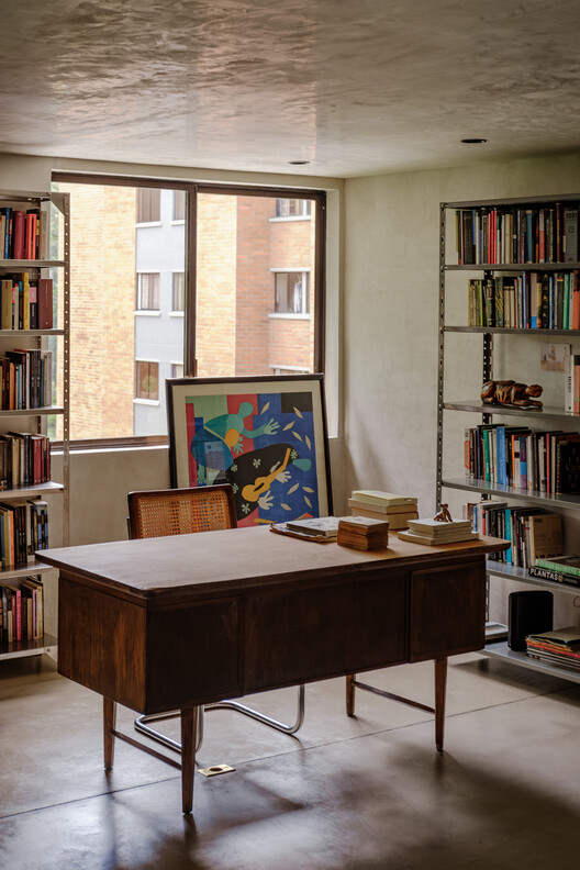 Apartamento bosque/arquitectura tropical: fotografía de interiores, armario, madera, mesa, iluminación, sillas, estanterías