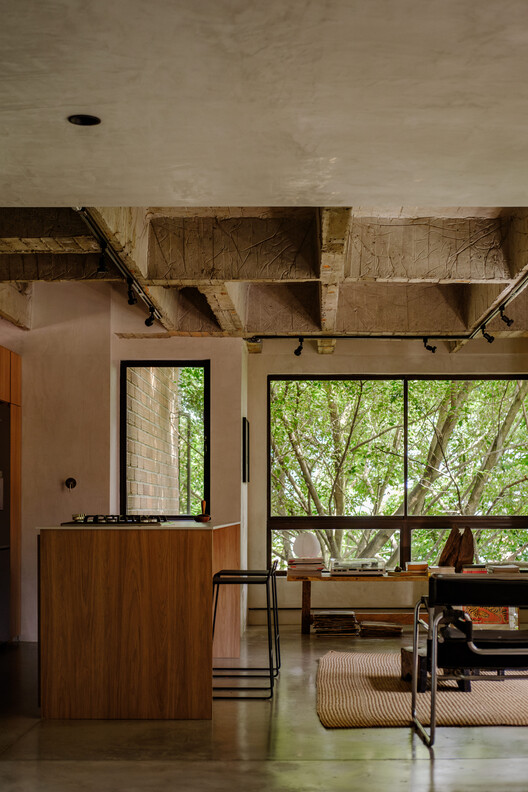 Forest Apartment / Trópico Arquitectura - Interior Photography, Kitchen, Wood, Table, Chair, Lighting, Beam